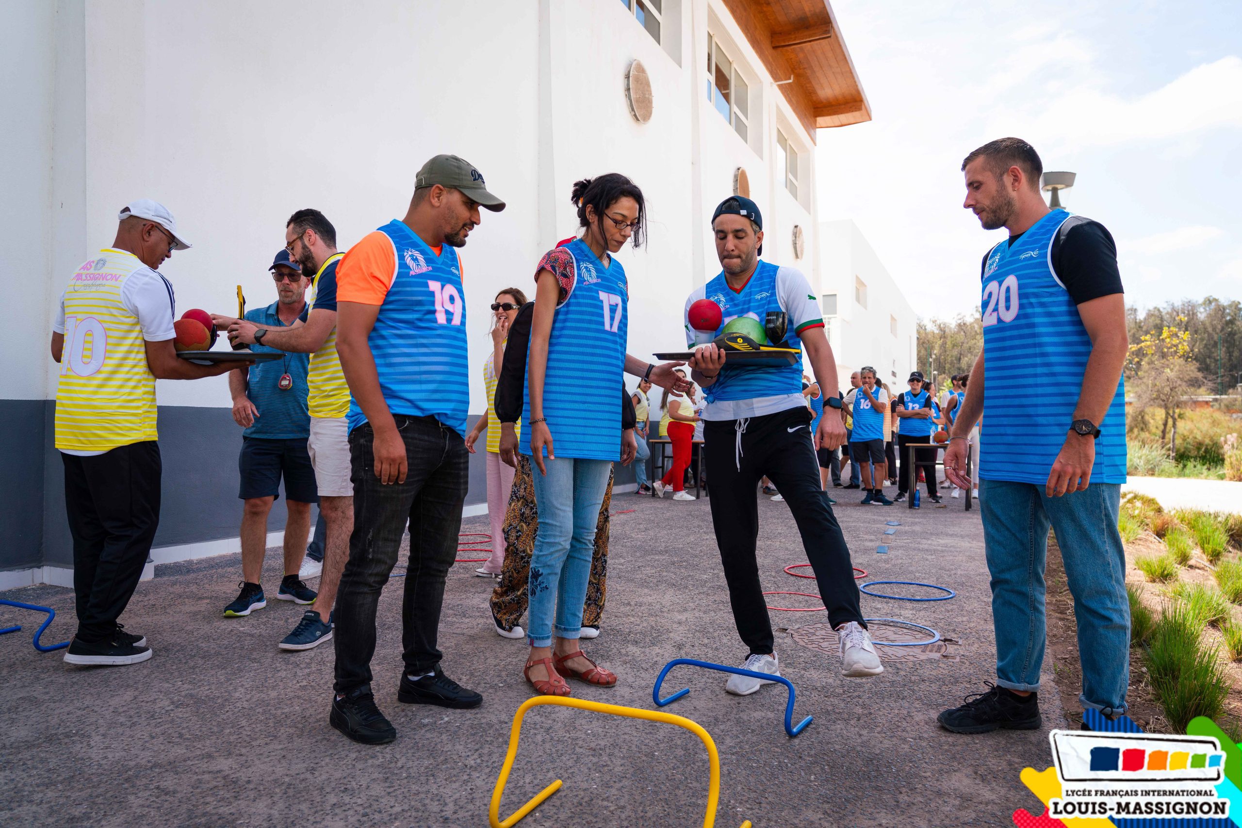 Les membres du personnel louis massignon participent à des activités de cohésion organisées par l'équipe d'éducation physique et sportive.