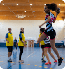 Etudiants jouant au handball au lycée français international Louis Massignon