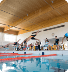 Elèves participant à une course de natation au lycée français international Louis Massignon