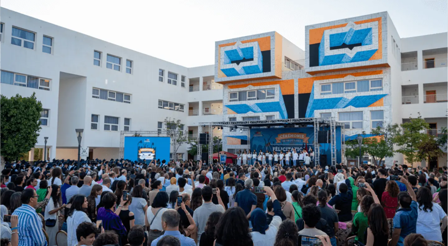 Étudiants célébrant la fête de fin d'année au Lycée Français International Louis-Massignon