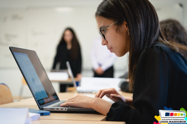 élève qui utilise pronote sur son ordinateur au lycée louis-massignon