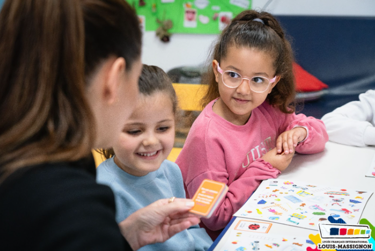 Enseignante qui anime des jeux avec les enfants du lycée français international louis massignon casablanca